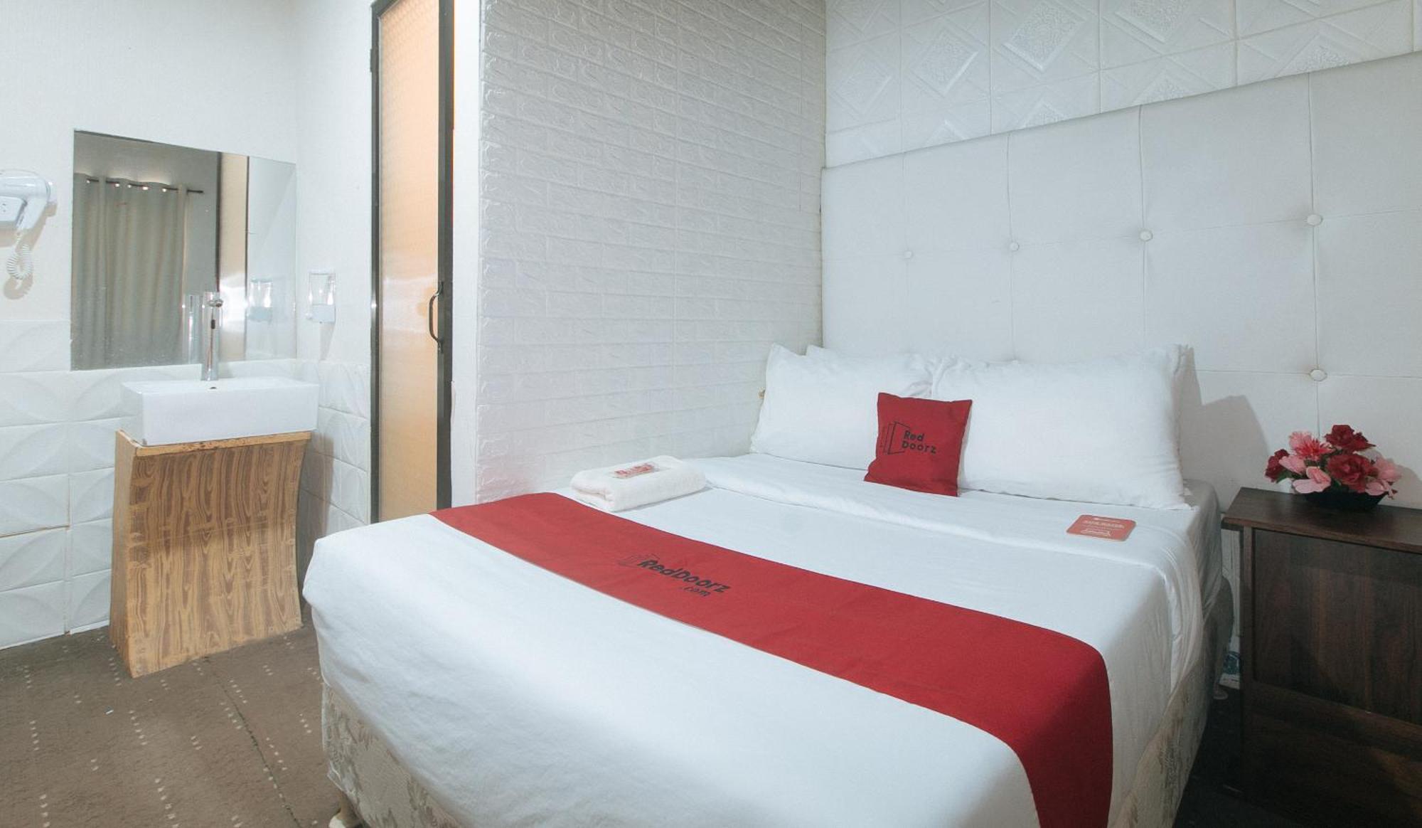 Reddoorz Premium At The Grand Peninsula Suites Balanga Exterior foto